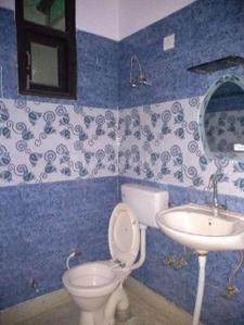 Bathroom Image of 850 Sq.ft 2 BHK Builder Floor for rent in Preet Vihar New Delhi for Rs. 18000