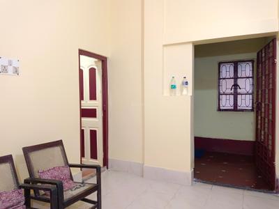 Living Room Image of 630 Sq.ft 2 BHK Builder Floor for rent in Purba Barisha Kolkata for Rs. 10000