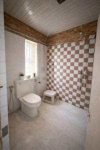Bathroom Image of 1500 Sq.ft 3 BHK Apartment / Flat for sale in Ashok Vihar New Delhi for Rs. 17000000