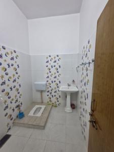 Bathroom Image of 2200 Sq.ft 4 BHK Builder Floor for rent in Rapti Nagar Phase-4, Kunraghat Gorakhpur for Rs. 24000