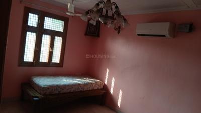 Bedroom Image of 1100 Sq.ft 2 BHK Builder Floor for rent in Rajouri Garden New Delhi for Rs. 35000