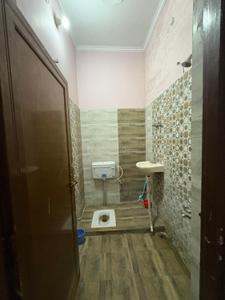 Bathroom Image of 1500 Sq.ft 2 BHK Builder Floor for rent in Rajajipuram Lucknow for Rs. 14000