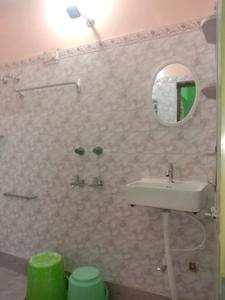 Common Bathroom Image of 650 Sq.ft 2 BHK Apartment / Flat for rent in Dum Dum Cantonment Kolkata for Rs. 12450
