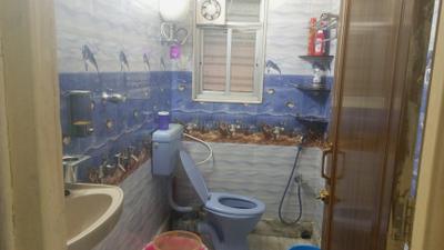 Bathroom Image of 550 Sq.ft 1 BHK Apartment / Flat for rent in Phool Bagan Kolkata for Rs. 20000