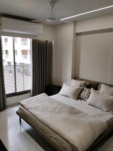Bedroom Image of 2200 Sq.ft 3 BHK Apartment / Flat for rent in Bodakdev Ahmedabad for Rs. 55000