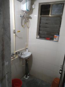 Bathroom Image of 350 Sq.ft 1 BHK Apartment / Flat for rent in Dadar East Mumbai for Rs. 35000