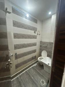 Bathroom Image of 900 Sq.ft 3 BHK Builder Floor for rent in Uttam Nagar New Delhi for Rs. 16000