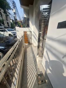 Balcony Image of 1050 Sq.ft 2 BHK Builder Floor for sale in Indirapuram Ghaziabad for Rs. 7500000