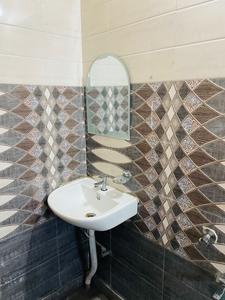 Bathroom Image of 1200 Sq.ft 2 BHK Villa for rent in Anisabad Patna for Rs. 8000