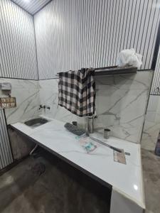 Bathroom Image of 720 Sq.ft 1 RK Builder Floor for rent in Mukherjee Nagar New Delhi for Rs. 15000
