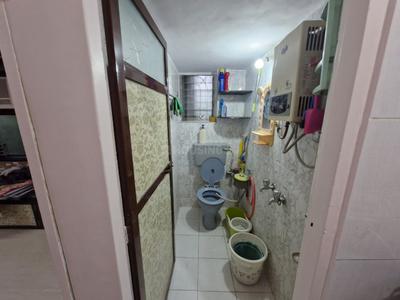 Bathroom Image of 360 Sq.ft 1 RK Apartment / Flat for rent in Dahisar West Mumbai for Rs. 20000