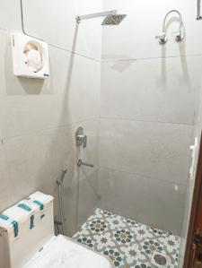 Bathroom Image of 375 Sq.ft 1 BHK Independent House for rent in Naraina New Delhi for Rs. 15000