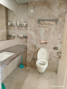 Bathroom Image of 2350 Sq.ft 3 BHK Apartment / Flat for sale in Kumar Sienna Royal D2, Hadapsar Pune for Rs. 30000000