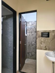 Common Bathroom Image of 623 Sq.ft 1 BHK Apartment / Flat for rent in VTP Leonara H Building, Mahalunge Pune for Rs. 23000