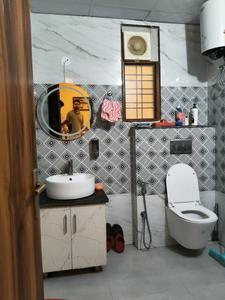 Common Bathroom Image of 1200 Sq.ft 4 BHK Builder Floor for rent in Sector 14 Gurgaon for Rs. 55000