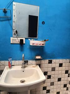 Bathroom Image of 900 Sq.ft 2 BHK Independent House for rent in Nagla Masani Aligarh for Rs. 15000