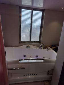 Bathroom Image of 1300 Sq.ft 3 BHK Apartment / Flat for sale in Andheri West Mumbai for Rs. 46000000