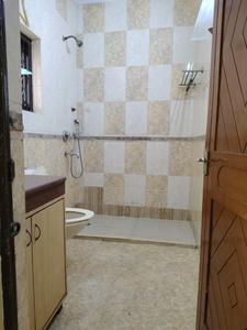 Common Bathroom One Image of 1100 Sq.ft 3 BHK Apartment / Flat for sale in Munirka New Delhi for Rs. 26000000