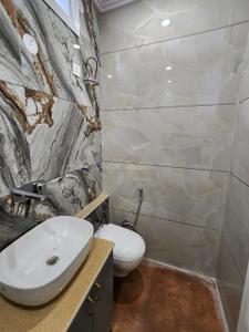Bathroom Image of 1050 Sq.ft 2 BHK Builder Floor for rent in Subhash Nagar New Delhi for Rs. 31000