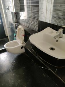 Common Bathroom Image of 1033 Sq.ft 2 BHK Apartment / Flat for sale in K Raheja Vistas, Powai Mumbai for Rs. 29500000
