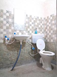 Common Bathroom Image of 200 Sq.ft 1 RK Apartment / Flat for rent in Sector 35 Noida for Rs. 10000