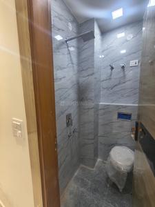 Bathroom Image of 550 Sq.ft 2 BHK Builder Floor for rent in Shastri Nagar New Delhi for Rs. 15000