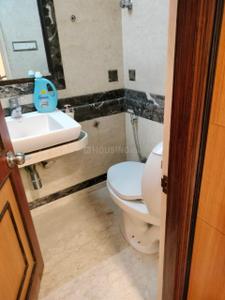 Bathroom Image of 1000 Sq.ft 2 BHK Apartment / Flat for rent in Suleman Chembar Apartment, Colaba Mumbai for Rs. 170000