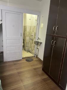 Bathroom Image of 1000 Sq.ft 1.5 BHK Builder Floor for rent in Green Park New Delhi for Rs. 35000
