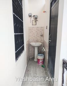 Bathroom Image of 720 Sq.ft 2 BHK Independent House for rent in Kidwai Nagar Kanpur for Rs. 9000