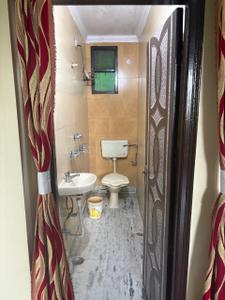 Bathroom Image of 700 Sq.ft 2 BHK Apartment / Flat for rent in Palam New Delhi for Rs. 18000