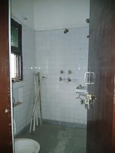 Common Bathroom Image of 1500 Sq.ft 3 BHK Apartment / Flat for sale in Madhur Apartment, Paschim Vihar New Delhi for Rs. 16500000