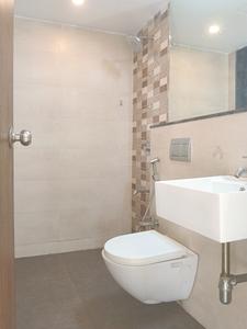 Common Bathroom Image of 900 Sq.ft 2 BHK Apartment / Flat for rent in Lodha Splendora, Kasarvadavali Thane for Rs. 26094