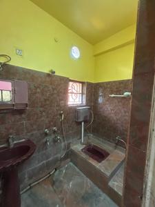 Bathroom Image of 950 Sq.ft 3 BHK Apartment / Flat for rent in Kamdahari Kolkata for Rs. 17000