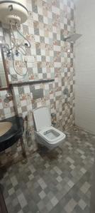 Bathroom Image of 1250 Sq.ft 2 BHK Builder Floor for rent in East Of Kailash New Delhi for Rs. 45000