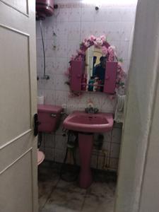 Bathroom Image of 1500 Sq.ft 3 BHK Apartment / Flat for sale in Gangotri Enclave , Alaknanda New Delhi for Rs. 33000000