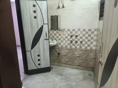 Bathroom Image of 999 Sq.ft 3 BHK Builder Floor for rent in Preet Vihar New Delhi for Rs. 27000