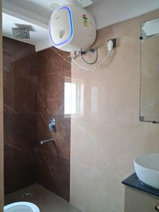 Common Bathroom Image of 450 Sq.ft 1 RK Apartment / Flat for rent in DLF One Midtown, Karampura New Delhi for Rs. 24000
