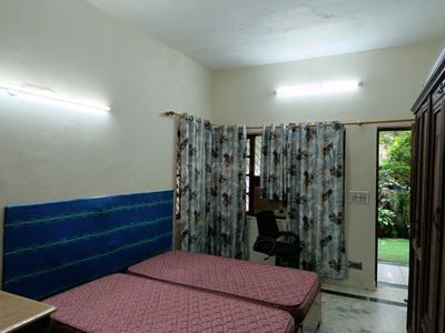 Bedroom Image of 3000 Sq.ft 4 BHK Independent House for rent in Chittaranjan Park New Delhi for Rs. 130000