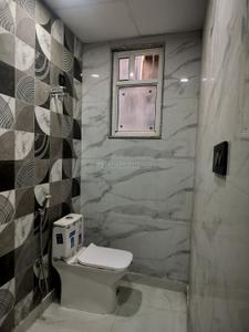 Bathroom Image of 950 Sq.ft 2 BHK Apartment / Flat for rent in Noida Extension Greater Noida for Rs. 17000