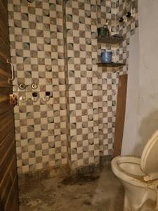 Common Bathroom Image of 500 Sq.ft 2 BHK Builder Floor for rent in RWA Mohan Garden Gali 5, Vikas Nagar New Delhi for Rs. 10000