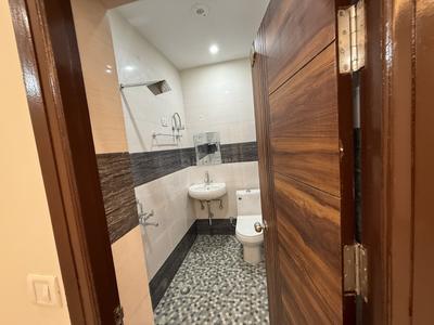 Bathroom Image of 1400 Sq.ft 2 BHK Builder Floor for rent in Sector 39 Gurgaon for Rs. 40000