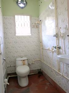 Common Bathroom Image of 730 Sq.ft 2 BHK Apartment / Flat for rent in Naktala Kolkata for Rs. 18000
