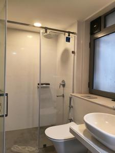 Common Bathroom Image of 1151 Sq.ft 3 BHK Apartment / Flat for rent in Gupta Aden Court, Matunga East Mumbai for Rs. 190000