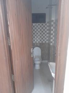 Bathroom Image of 1100 Sq.ft 2 BHK Builder Floor for rent in Preet Vihar New Delhi for Rs. 25000