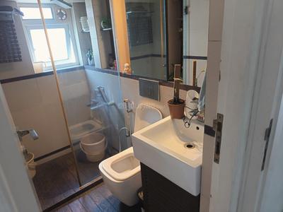 Bathroom Image of 1005 Sq.ft 2 BHK Apartment / Flat for sale in Cumballa Hill Mumbai for Rs. 56000000