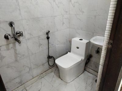 Bathroom Image of 650 Sq.ft 1 BHK Builder Floor for rent in Indirapuram Ghaziabad for Rs. 15000