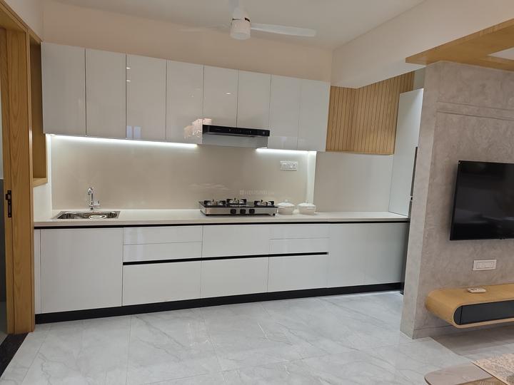 OM REALTY Main Image 1