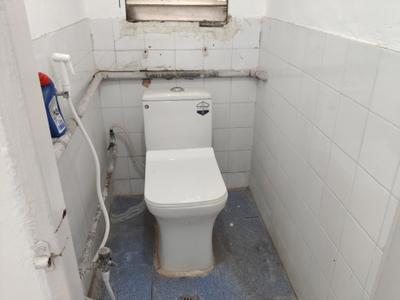 Bathroom Image of 600 Sq.ft 1 BHK Apartment / Flat for rent in Koregaon Park Pune for Rs. 32000