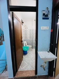 Bathroom Image of 450 Sq.ft 2 BHK Independent House for rent in Uttam Nagar New Delhi for Rs. 10000