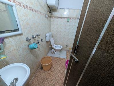 Bathroom Image of 1300 Sq.ft 2 BHK Builder Floor for rent in Gomti Nagar Lucknow for Rs. 26000
